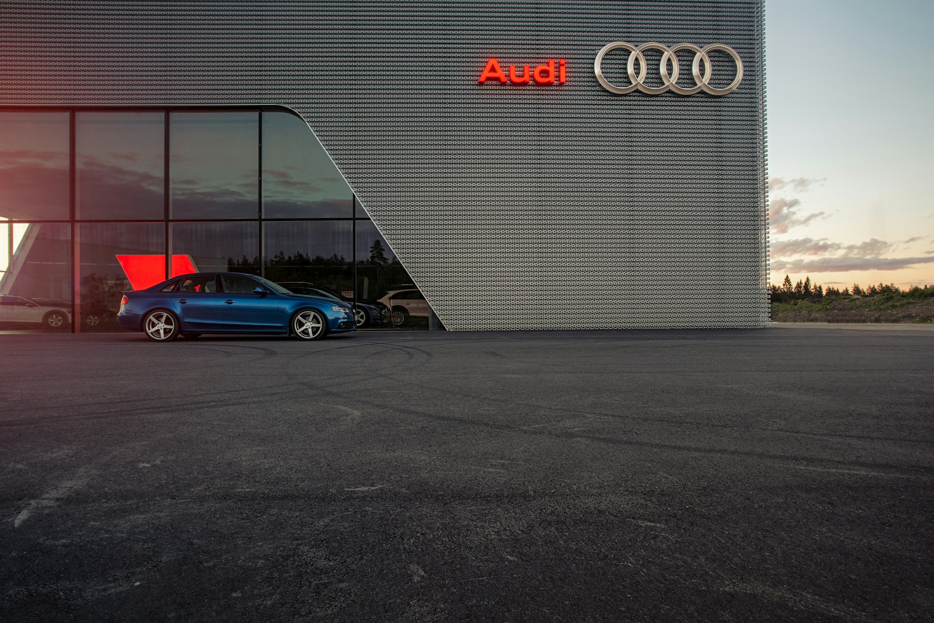 audi bleu occasion devant concession